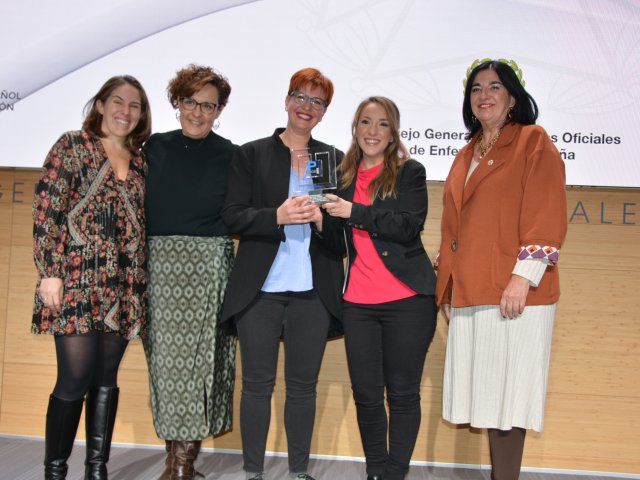 La ganadora del ámbito hospitalario, Mónica Jesús, junto a su equipo investigador y Raquel Rodríguez, vicepresidenta I del CGE.